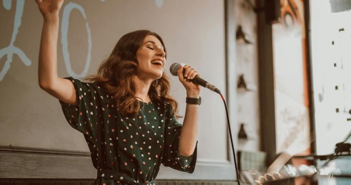 Dziedi, smejies un svini: unikāla karaoke pieredze Rīgas centrā