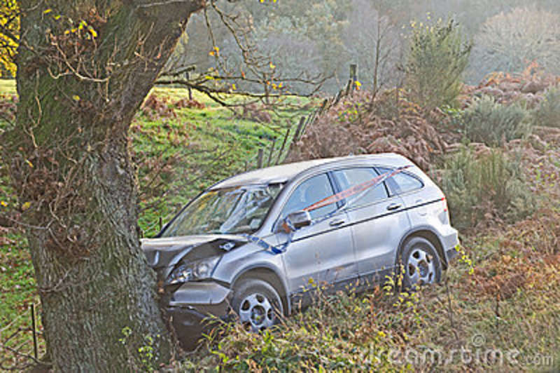 Autovadītājs iebrauc grāvī un sabojā laternu. Pēc negadījuma atstāja notikumu vietu, neziņojot policijai
