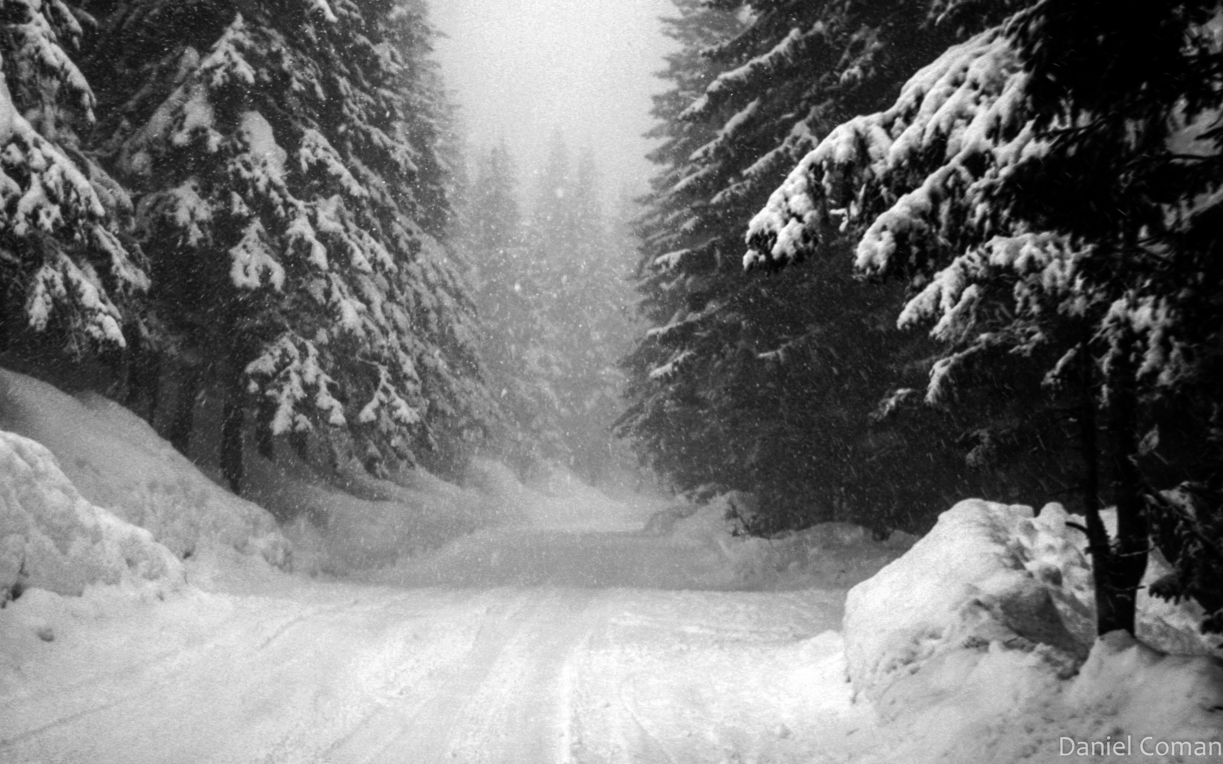 Tukuma apkārtnē ceļi apledo un vietām sniegots; brauktuves tīra un kaisa
