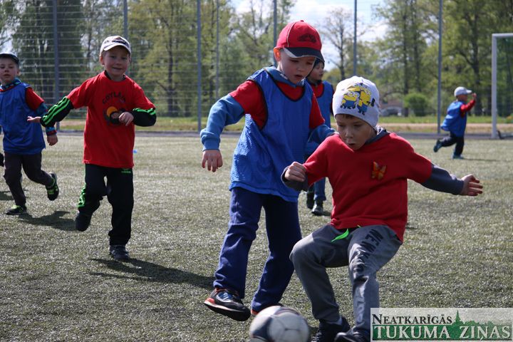 Tukumā aizvadīta Futbola diena bērndārzniekiem /FOTO/