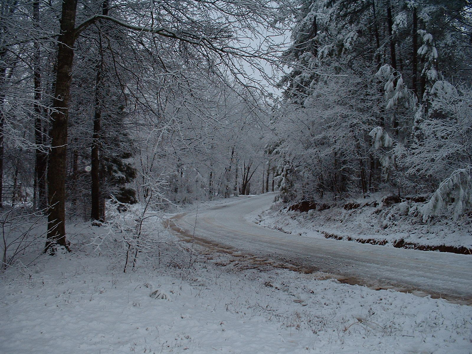 Galvenie ceļi vēl joprojām ir sniegoti