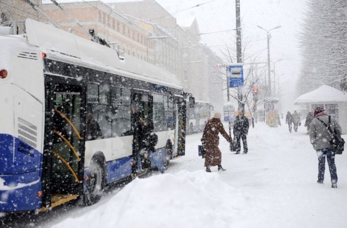 Iedzīvotāji atbalsta ‘puteņa biļetes’ autovadītājiem Rīgā stipras snigšanas laikā