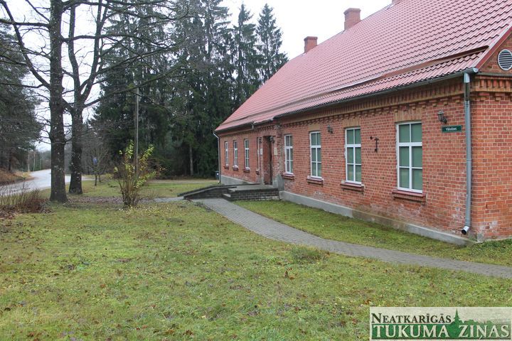 Labiekārtos Sēmes tautas nama teritoriju