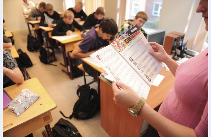 Latvijā skolotāju un pasniedzēju algas un pabalsti samazināti vai iesaldēti