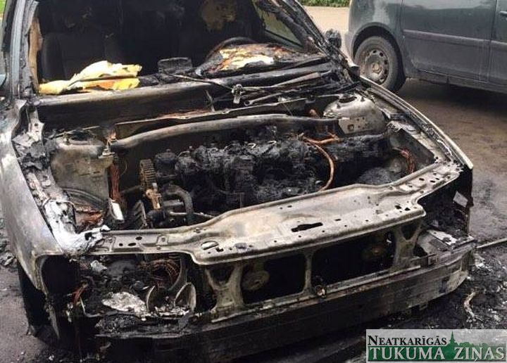 Jauntukumā nodegusi automašīna. Lūdz atsaukties aculieciniekus