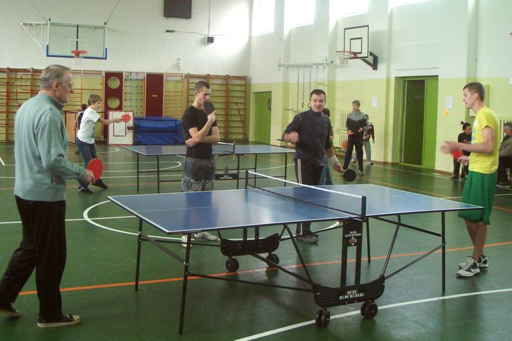 Noskaidroti Kandavas novada čempioni galda tenisā un šautriņu mešanā