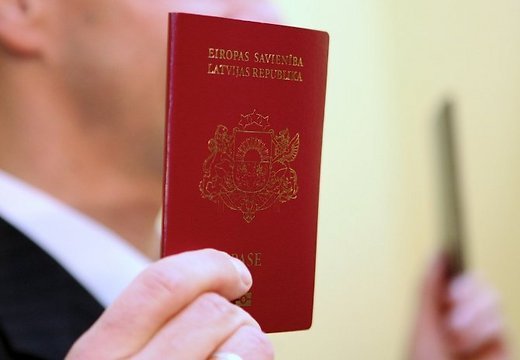 Pieaug Latvijas pilsonībā uzņemto ārzemnieku skaits