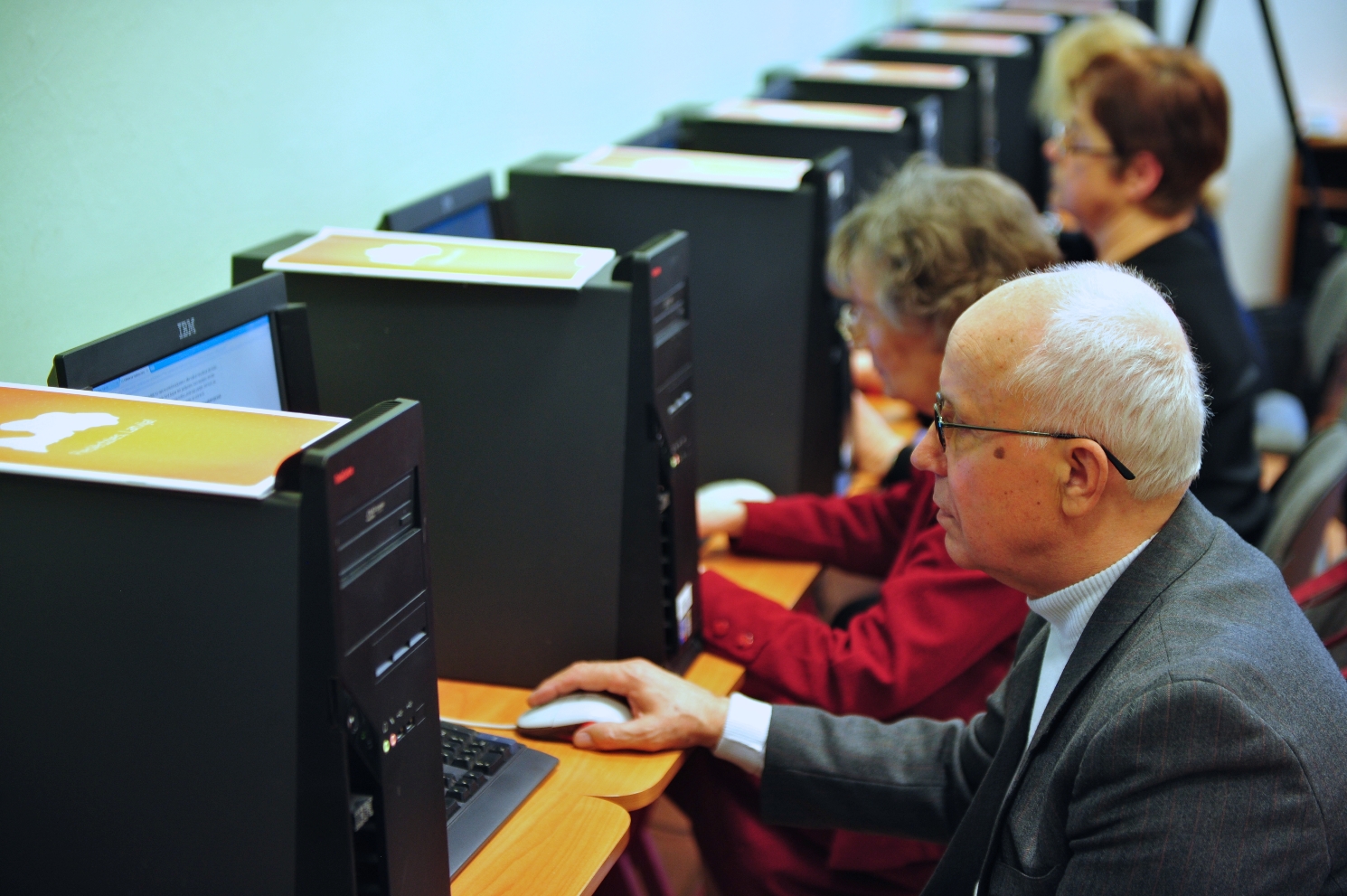 «Pieslēdzies, Latvija!» senioriem nodrošinās bezmaksas datorapmācības ar iespēju saņemt sertifikātu