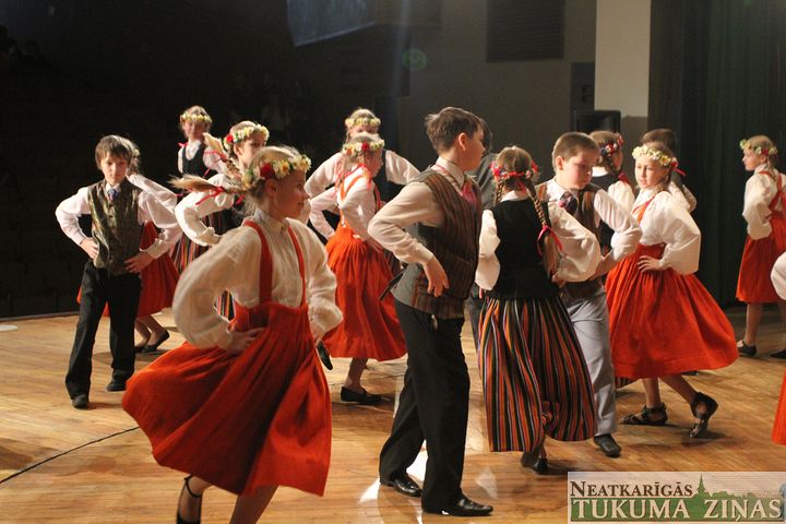 Skolēnu tautas deju sadancošana «Zemgales bļodā» /FOTO/