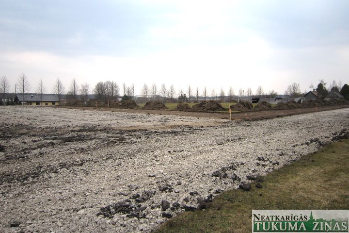 Rekonstruē Smārdes pamatskolas stadionu