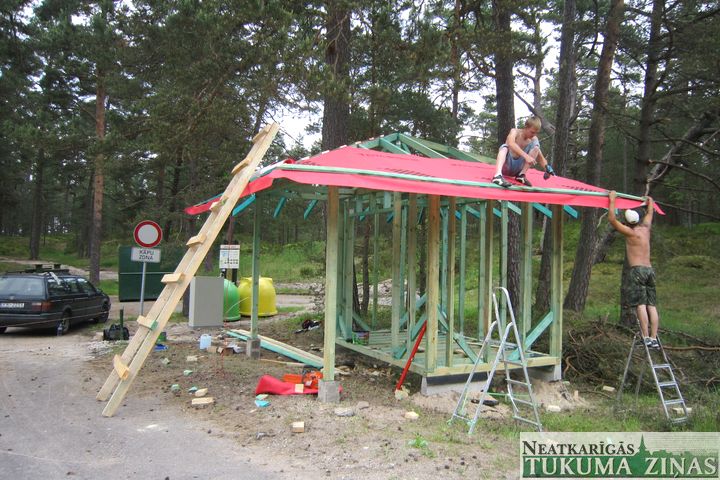 Engurē labiekārto stāvlaukumu