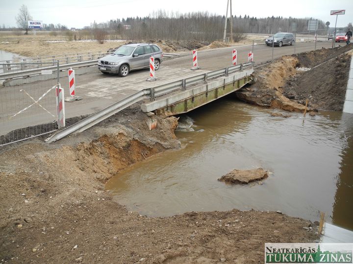 Plūdu dēļ slēgta satiksme pār pagaidu tiltu Zemītes ielā /FOTO/