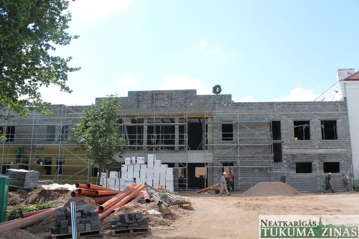 Tukuma E. Birznieka-Upīša 1. pamatskolas piebūve tikusi pie jumta
