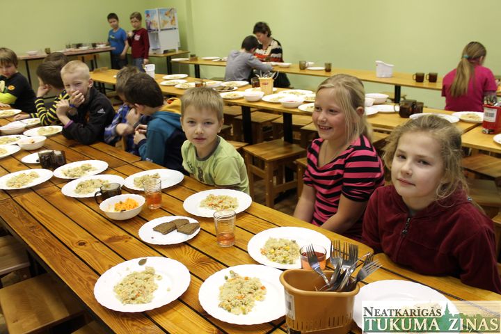 Tukuma E. Birznieka-Upīša skolas skolēni kopš janvāra pusdienas ēd savā skolā