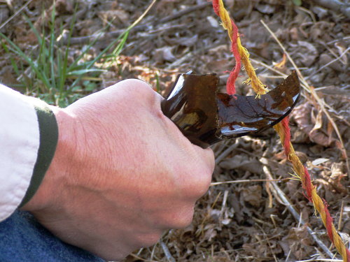 Jaunsātos vīrietis ar pudeli sadur divas jaunas sievietes /papildināts/