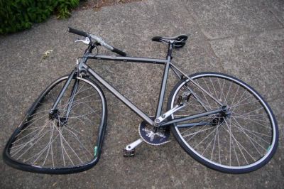 Zentenē sieviete uzbrauc velosipēdistei un iebrauc stabā